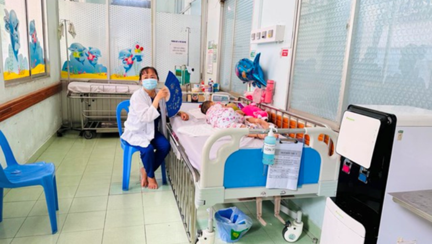 Bệnh viện ở TP.HCM áp lực trước số bệnh nhi tay chân miệng tăng cao, nhiều ca thở máy